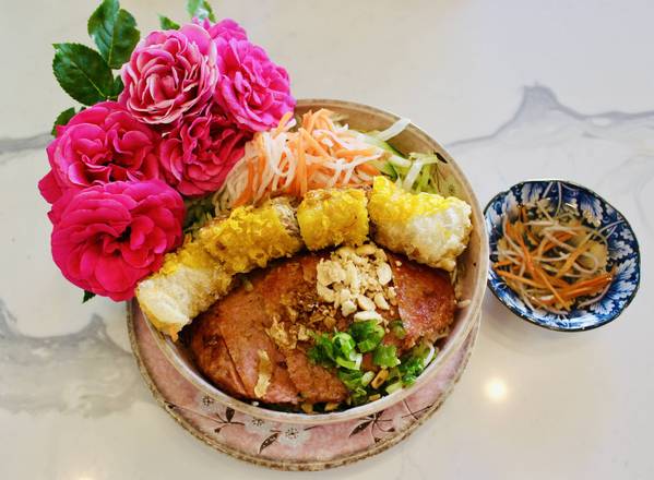 V3.  Grilled Minced Pork & Spring Roll with Vermicelli / 燒稔豬肉,春卷米粉 / 구운 양념 돼지고기 & 스프링롤 비빔국수